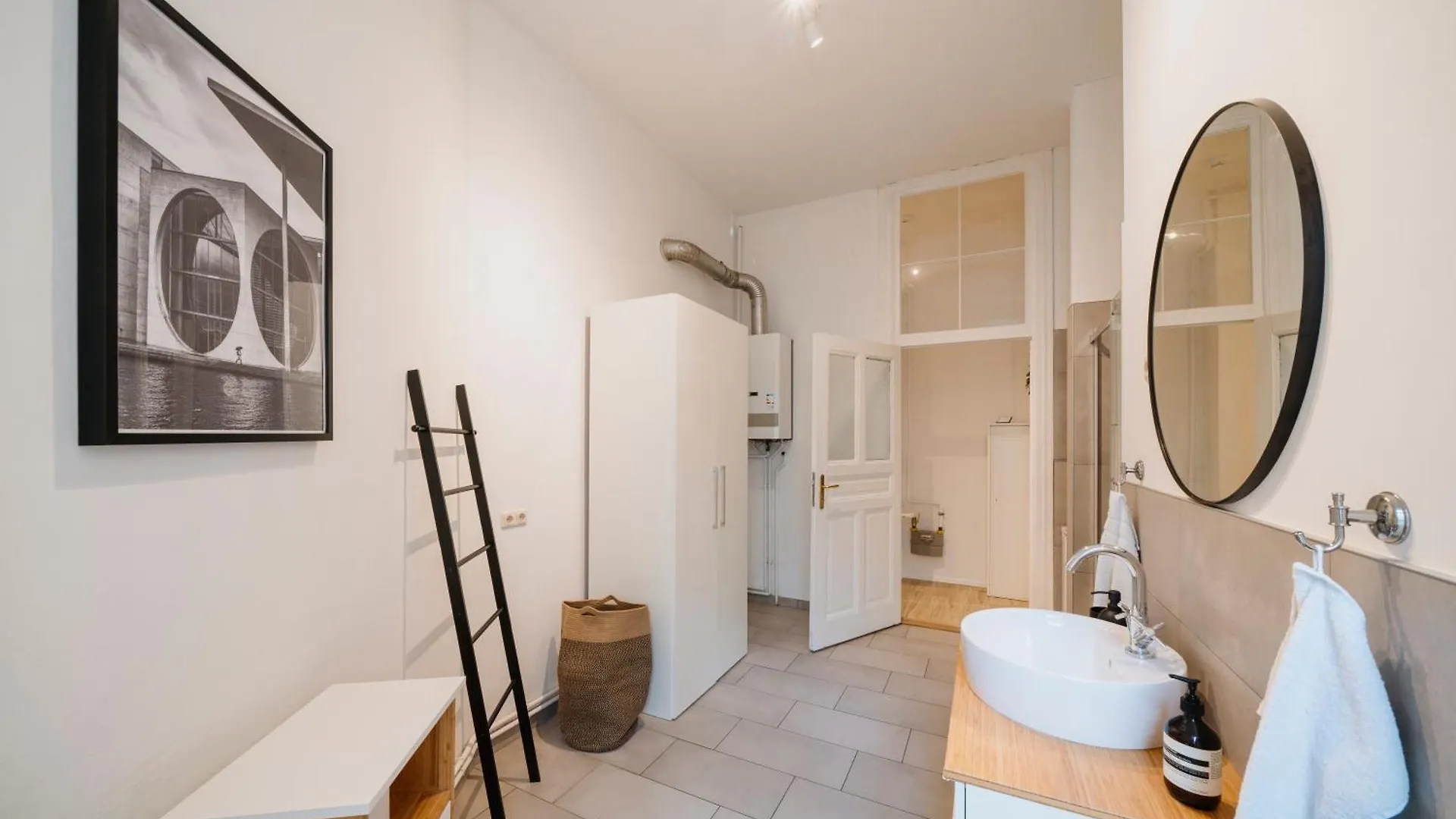Apartment Homely Berlin - Luxurious, Spacious, Near Victory Column, River