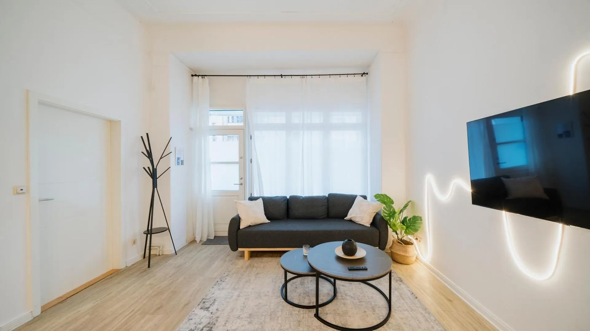 Homely Berlin - Luxurious, Spacious, Near Victory Column, River Apartamento